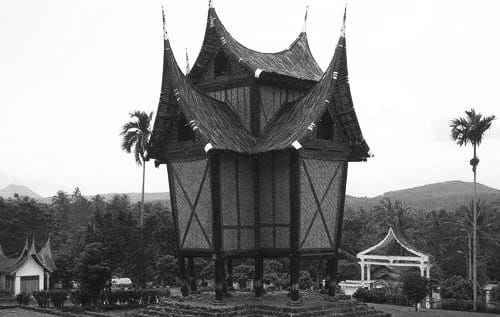 Rangkiang di Halaman Rumah Gadang 